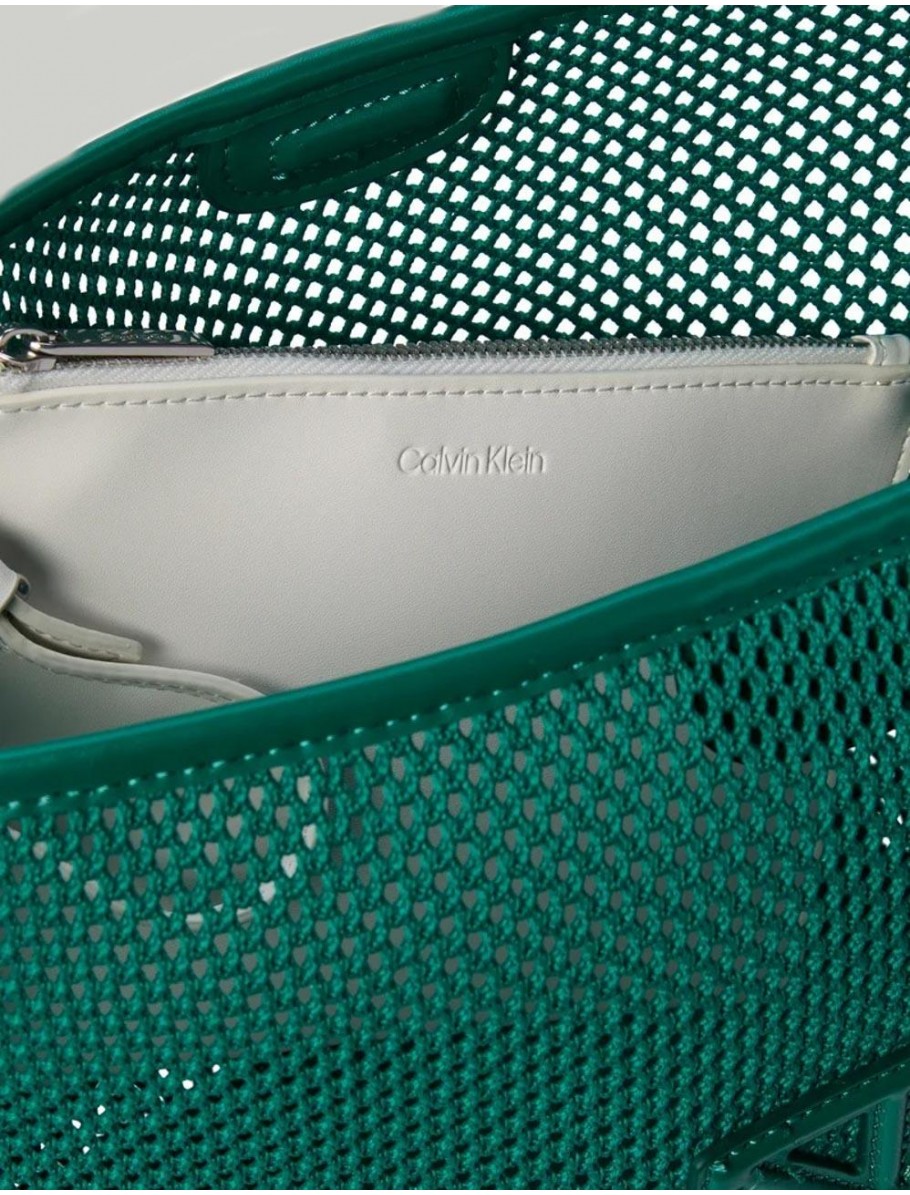 BOLSO CALVIN KLEIN EMBLEM MESH BUCKET VERDE