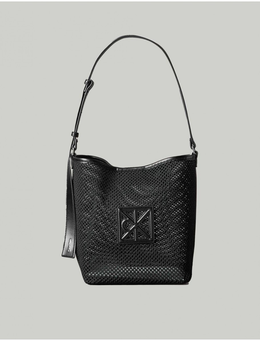 BOLSO CALVIN KLEIN EMBLEM MESH BUCKET NEGRO
