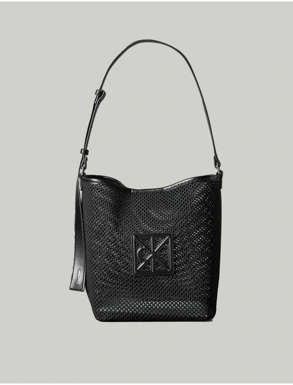 BOLSO CALVIN KLEIN EMBLEM MESH BUCKET NEGRO
