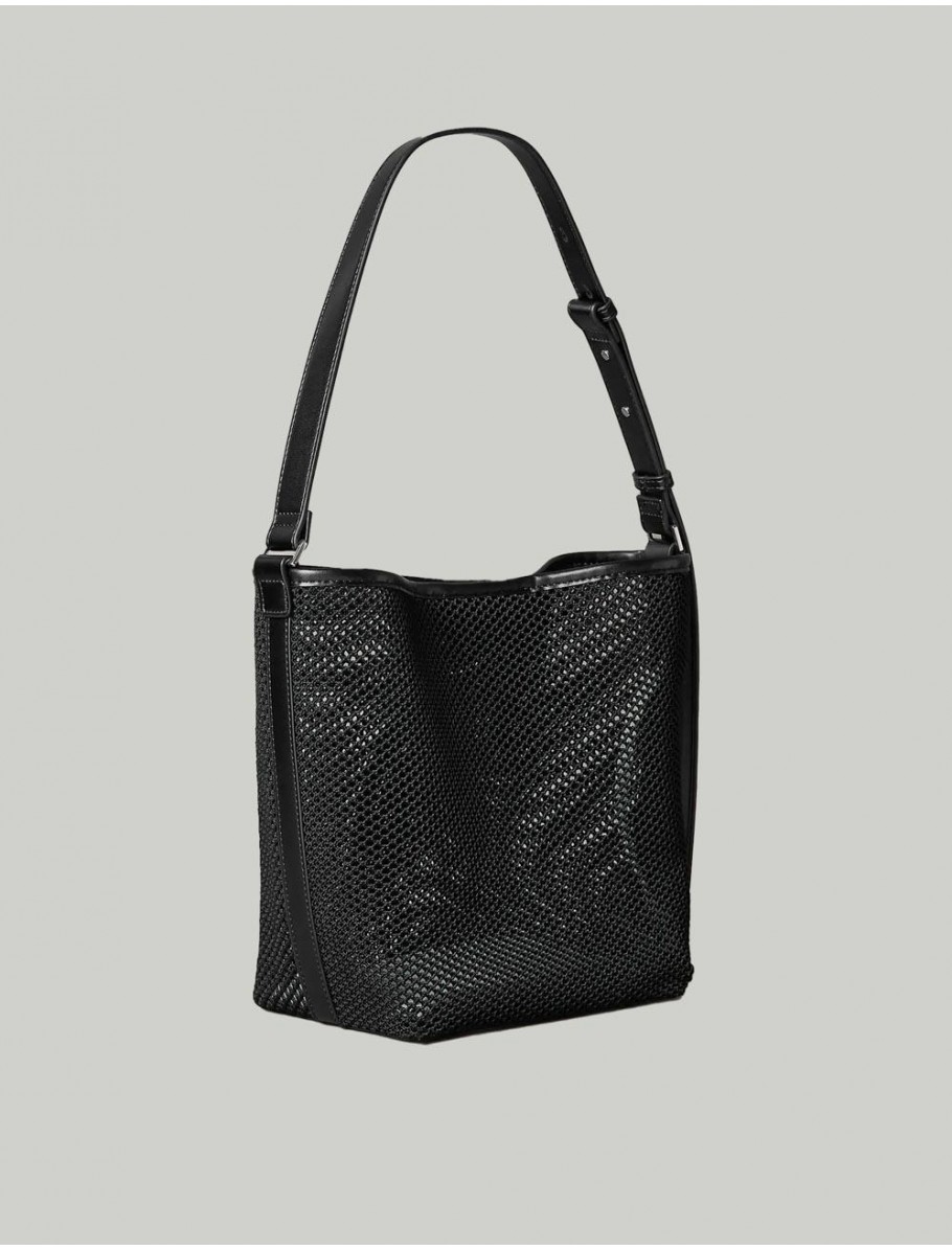 BOLSO CALVIN KLEIN EMBLEM MESH BUCKET NEGRO