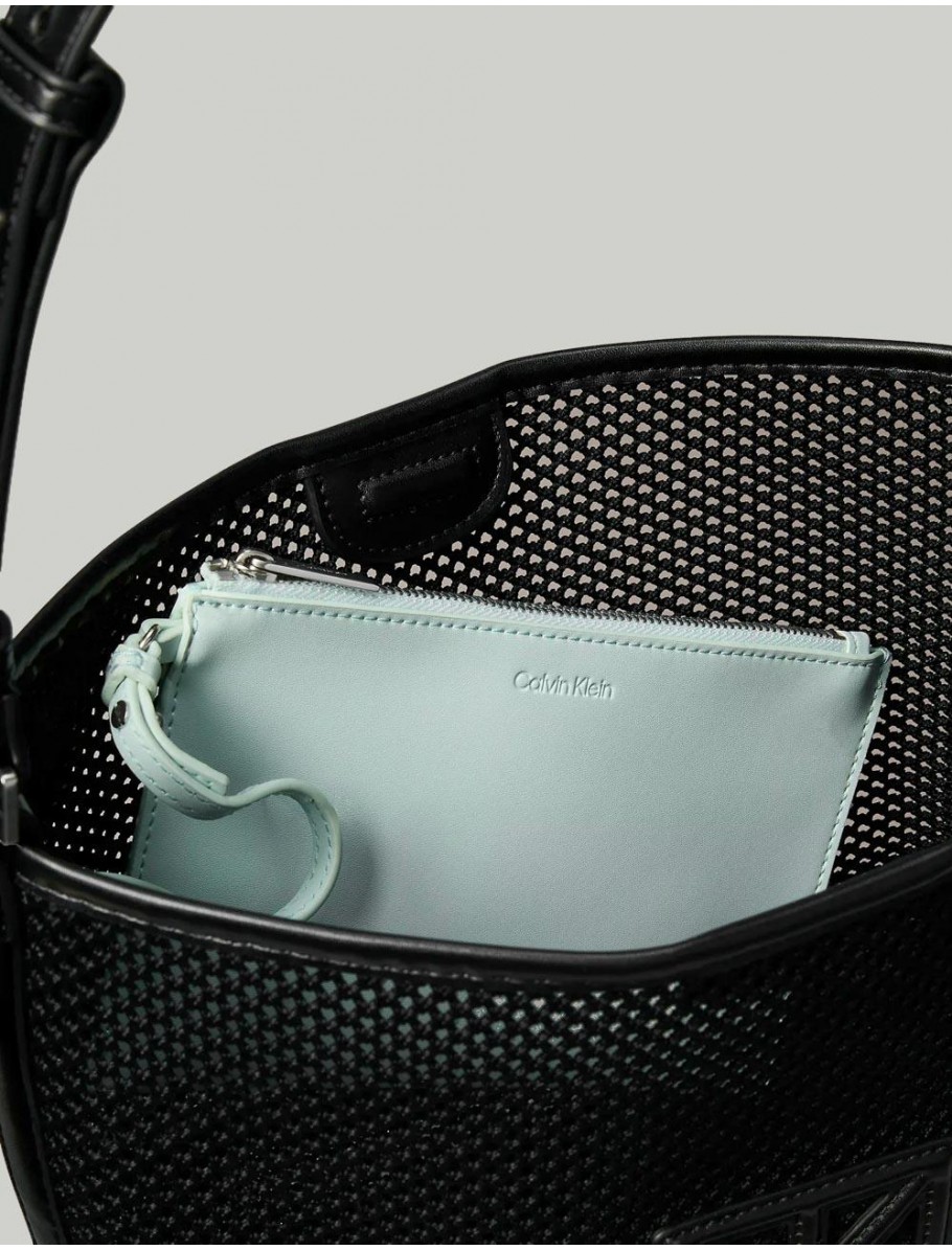 BOLSO CALVIN KLEIN EMBLEM MESH BUCKET NEGRO