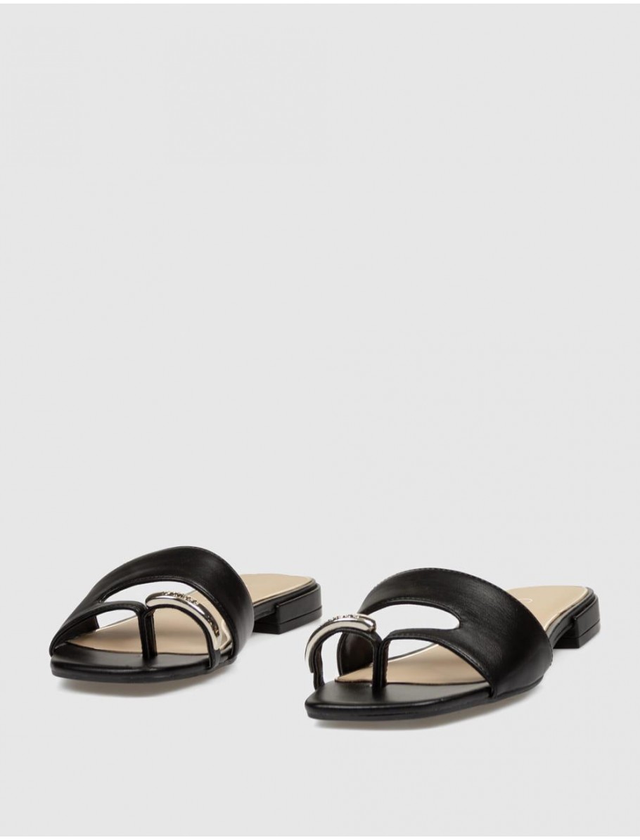 SANDALIA DE DEDO GUESS TABLITA NEGRO