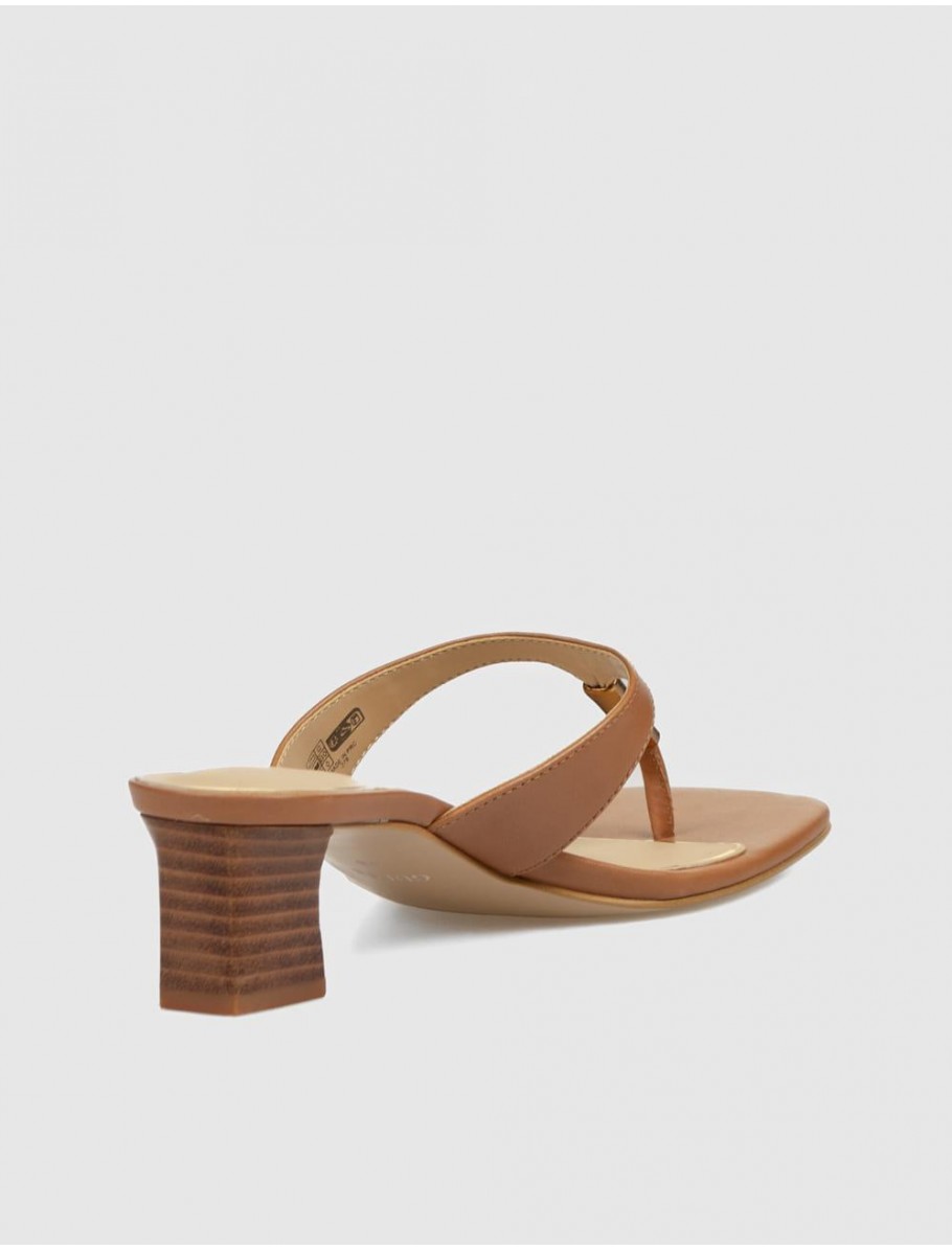 SANDALIA GUESS YAIZA MARRoN
