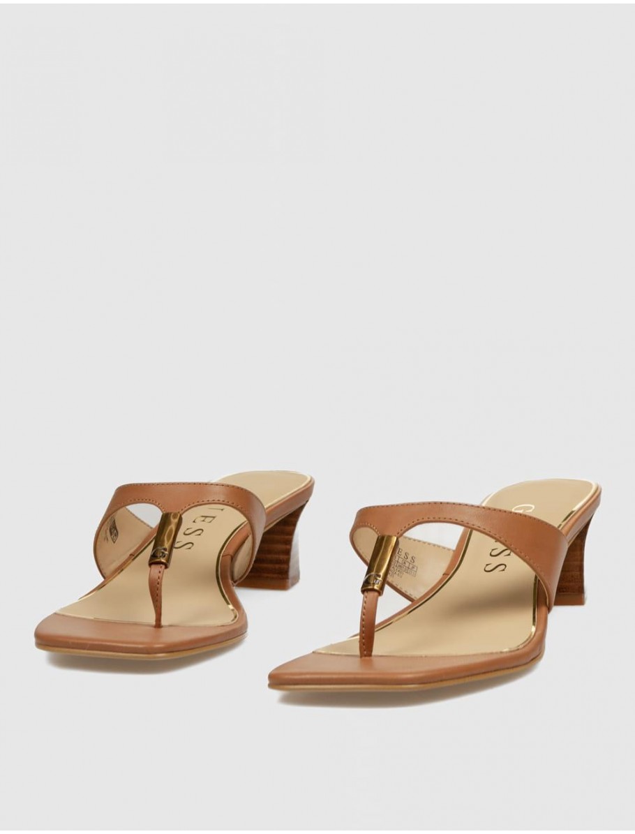SANDALIA GUESS YAIZA MARRoN