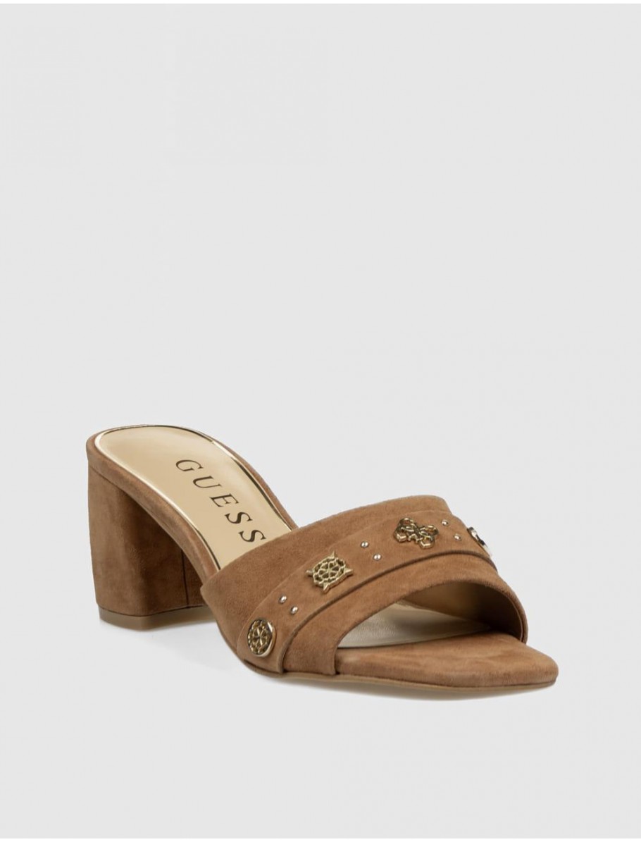 SANDALIA GUESS GAURI2 MARRoN