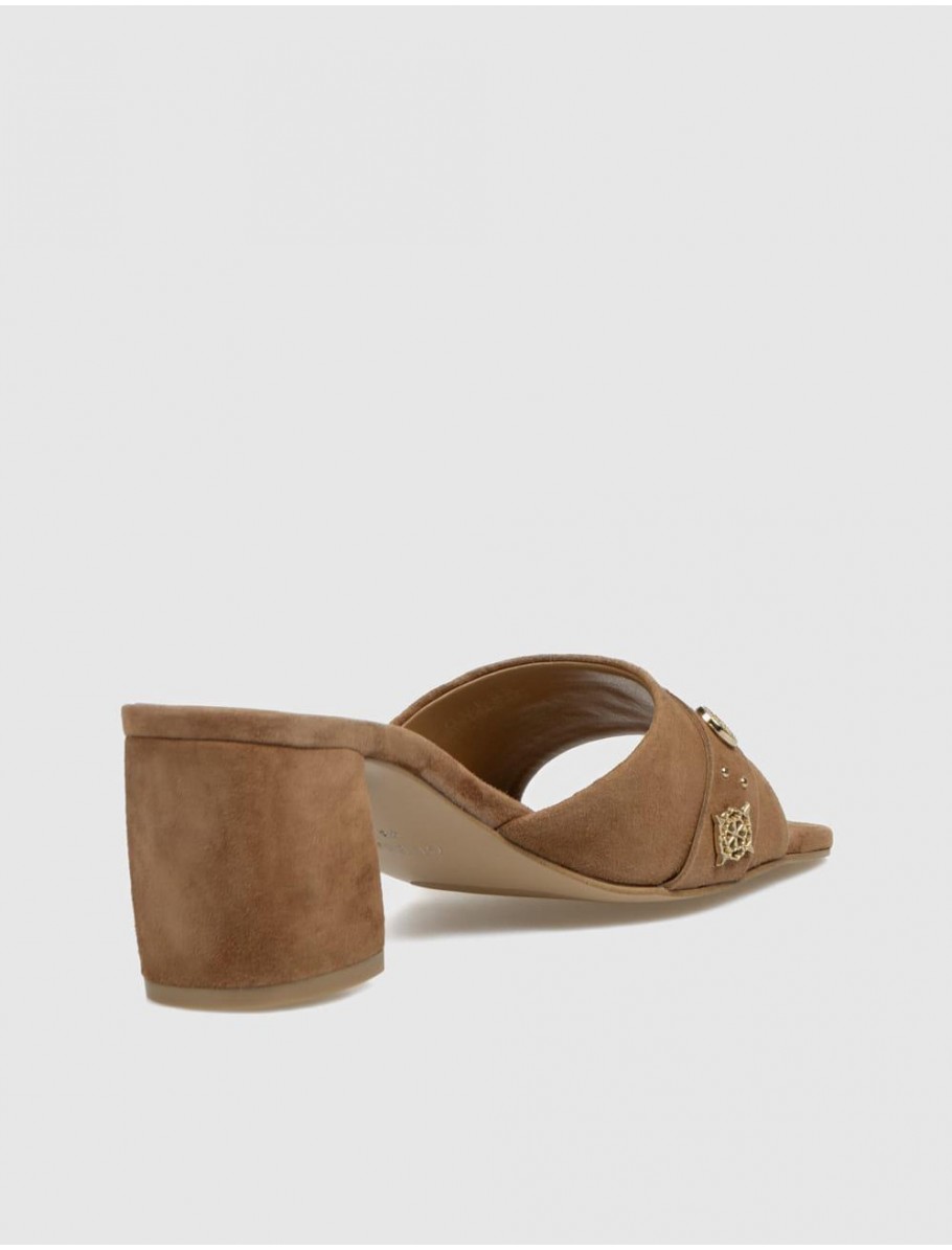 SANDALIA GUESS GAURI2 MARRoN