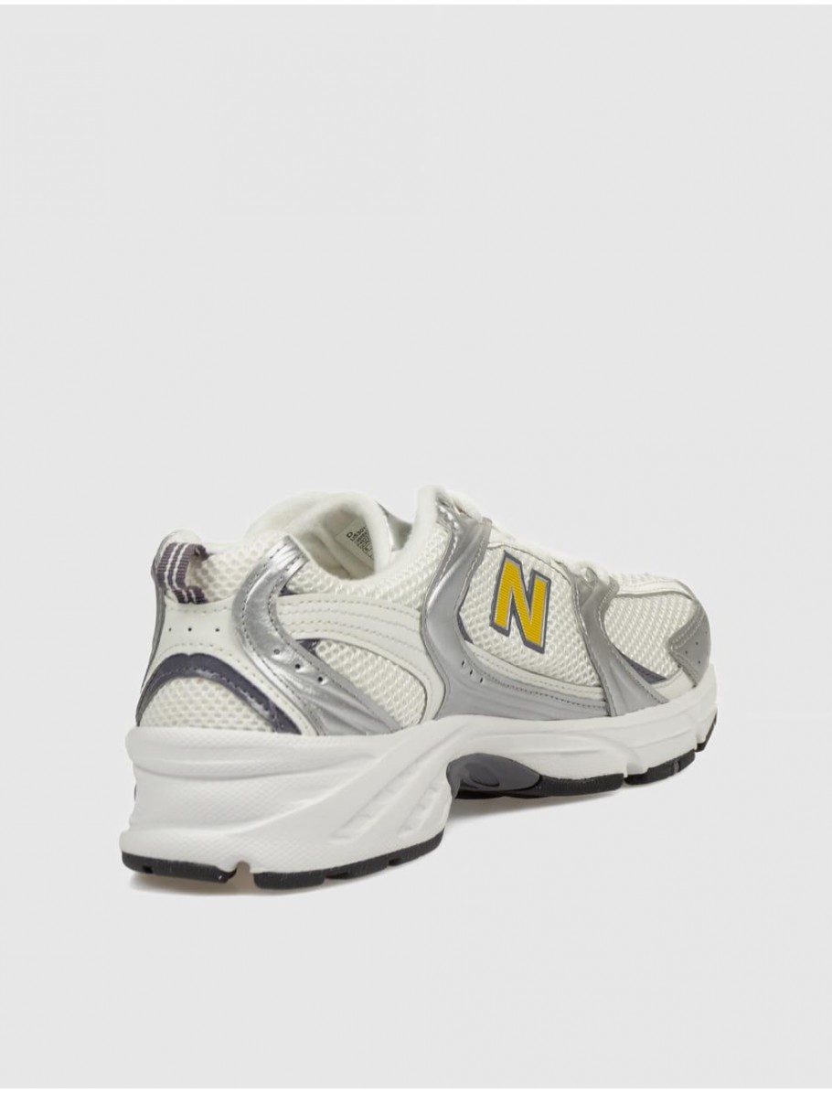 ZAPATILLA NEW BALANCE U530 PLATA