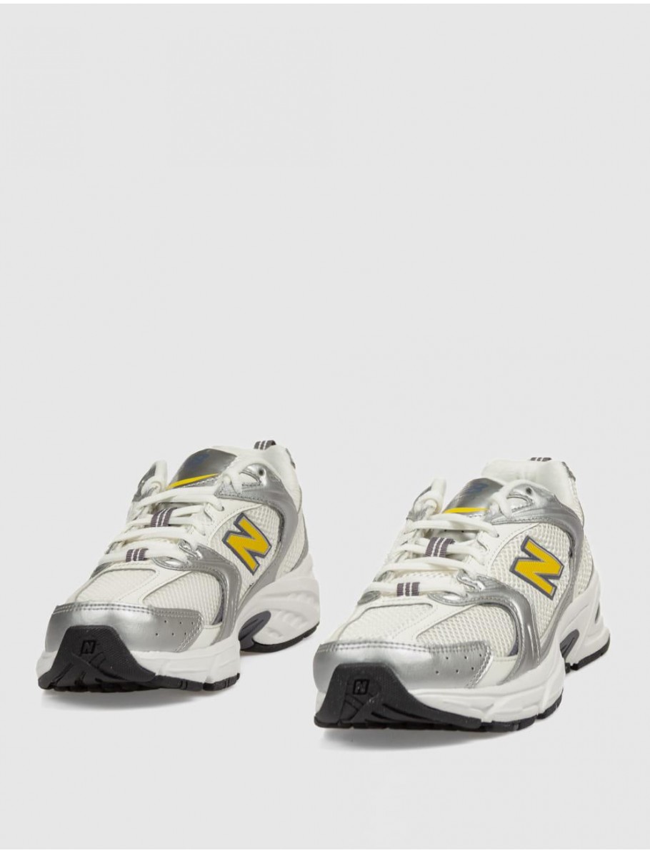 ZAPATILLA NEW BALANCE U530 PLATA