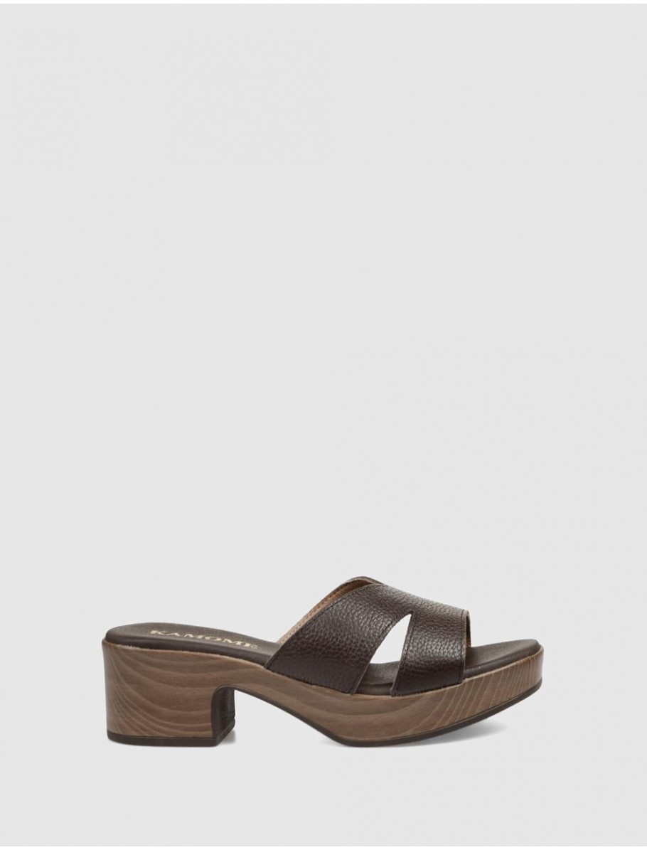 SANDALIA KAMOME SHULA MARRoN