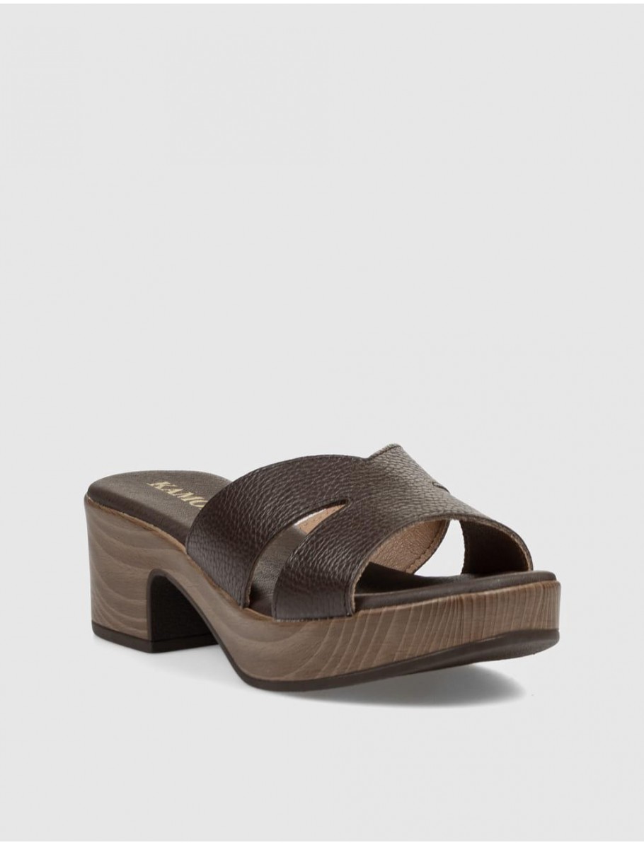 SANDALIA KAMOME SHULA MARRoN