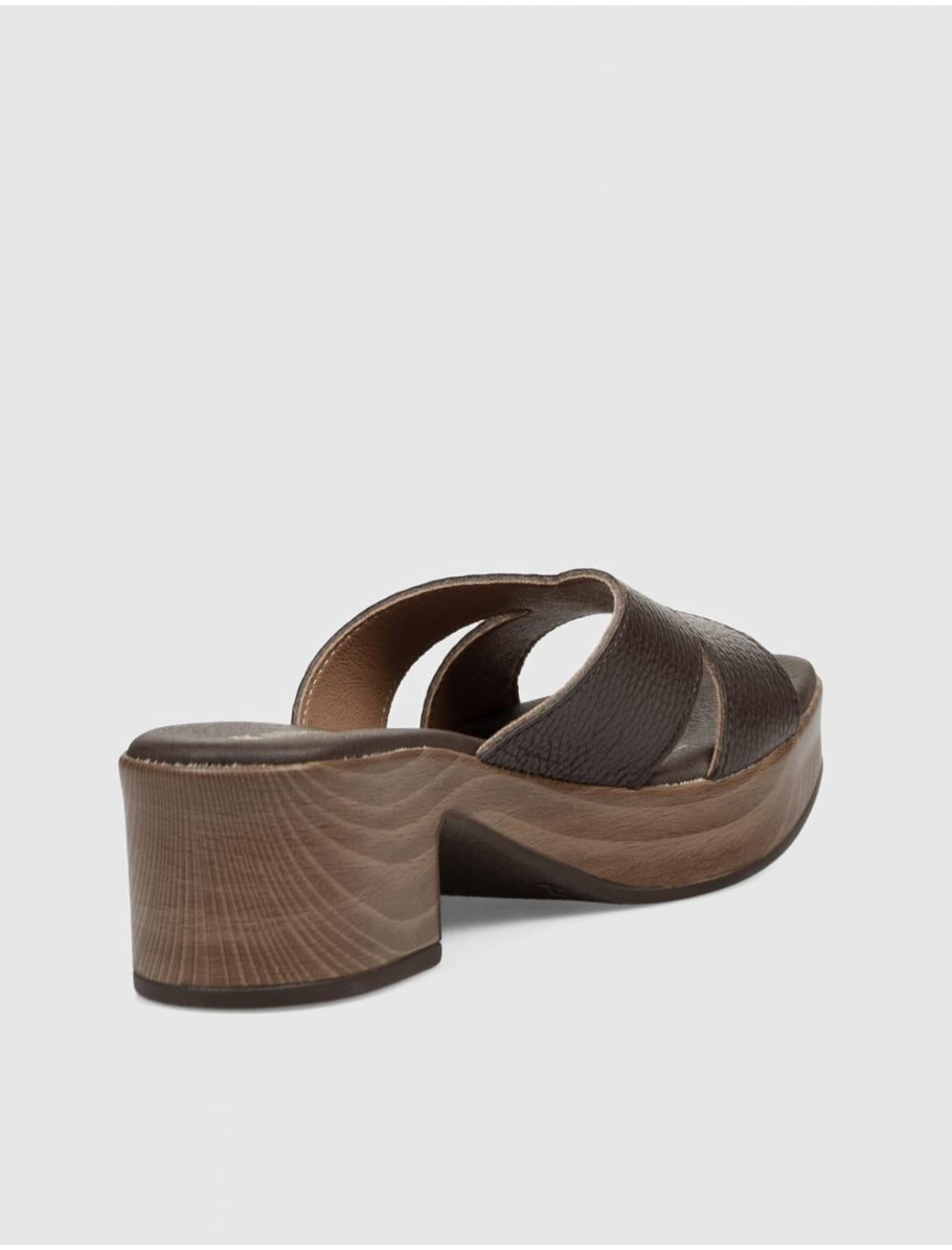 SANDALIA KAMOME SHULA MARRoN