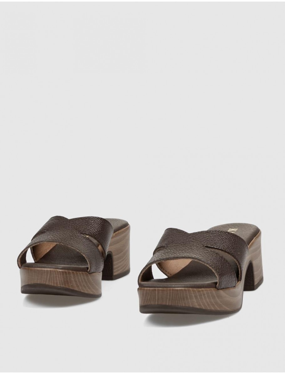 SANDALIA KAMOME SHULA MARRoN