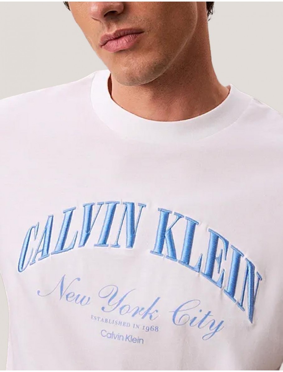 CAMISETA CALVIN KLEIN 20S MARCH GRAPHIC SEASONAL FASHI BLANCO