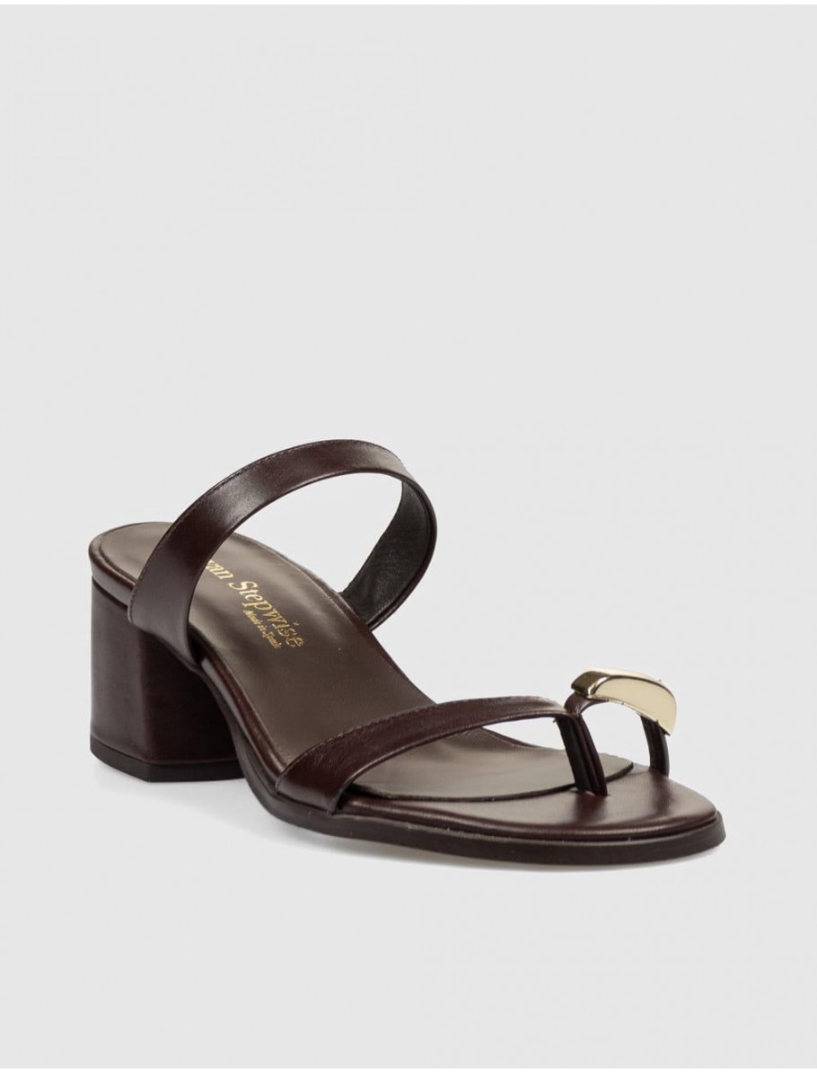 SANDALIA DE DEDO BRYAN STEPWISE 2617 MARRoN