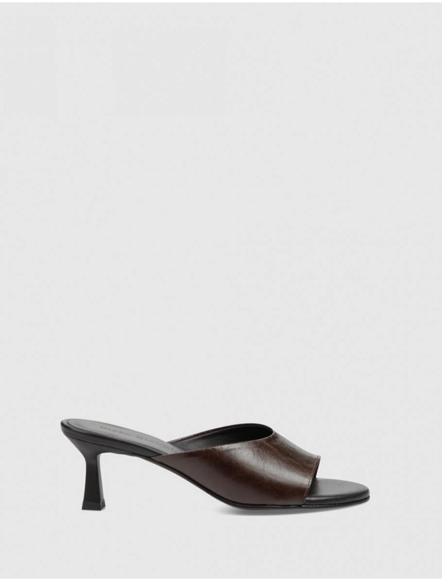 SANDALIA BRYAN STEPWISE 6616 RENATA MARRoN