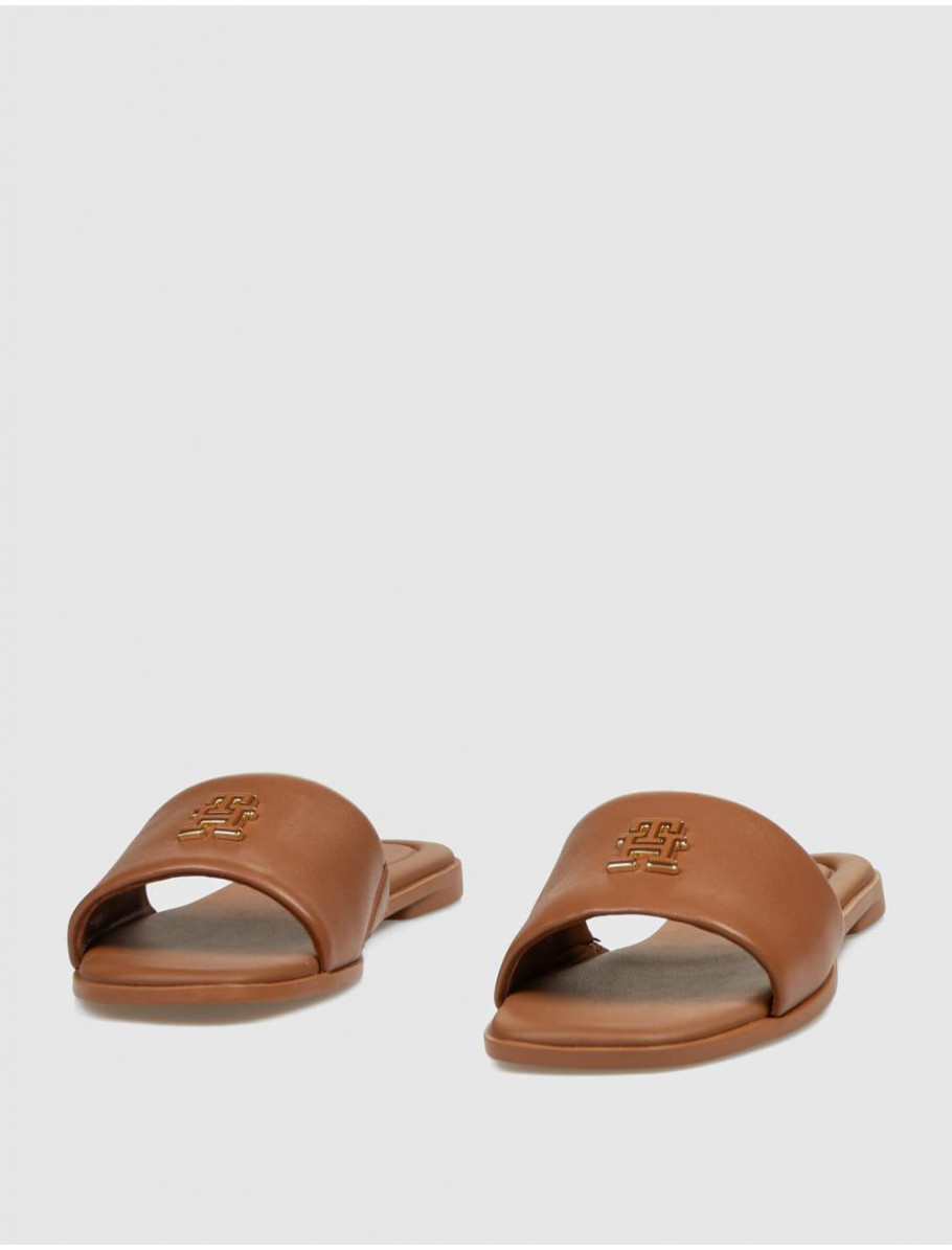 SANDALIA TOMMY HILFIGER TH LOGO HARDWARE LEATHER MULE CUERO