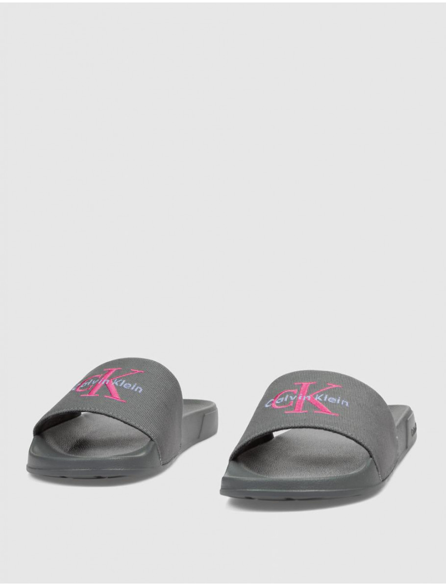 CHANCLA CALVIN KLEIN ESS SLIDE CV GRIS