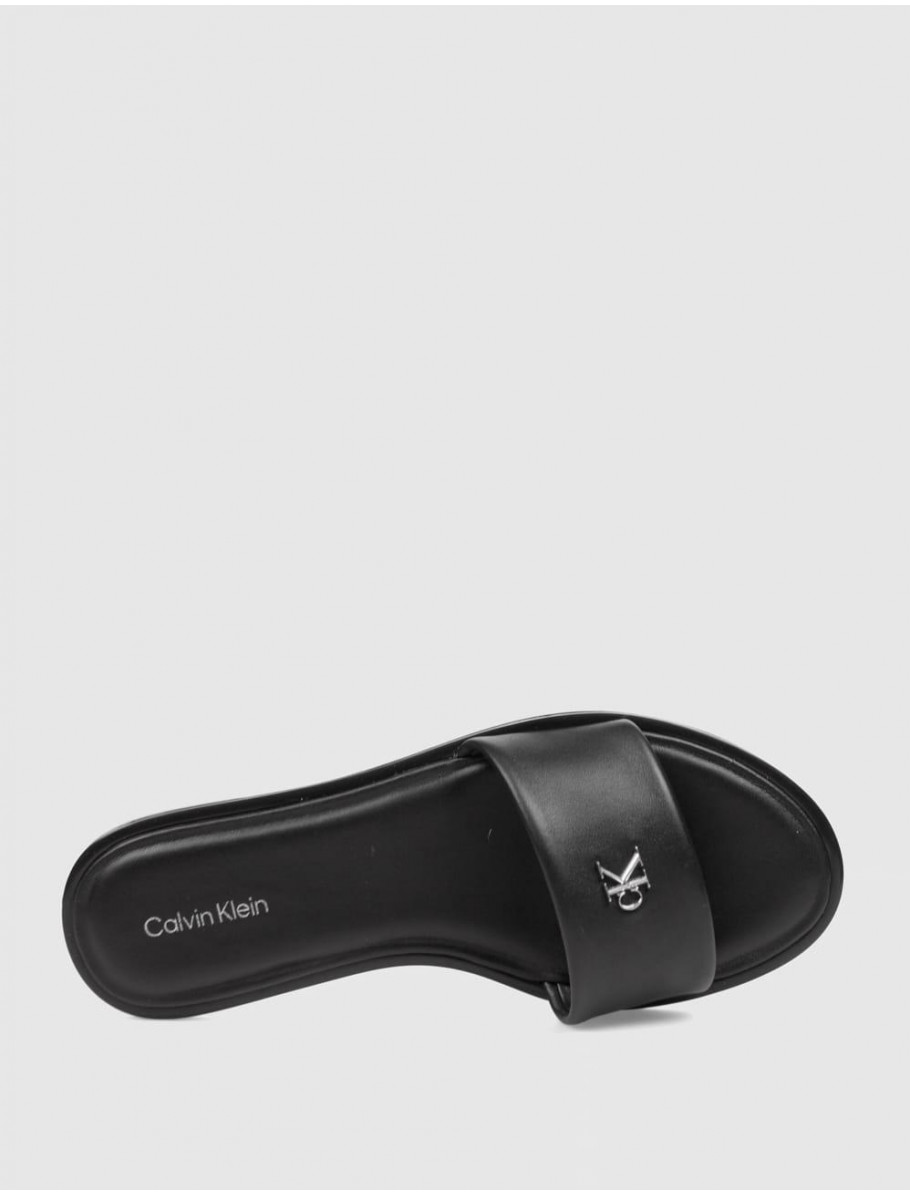 SANDALIA CALVIN KLEIN ROUND FLAT SNDL LTH BAR HW 2 NEGRO