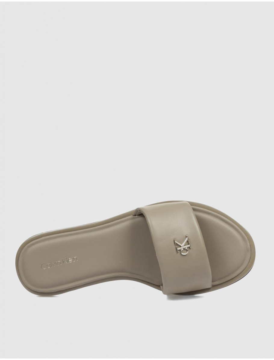 SANDALIA CALVIN KLEIN ROUND FLAT SNDL LTH BAR HW 2 TAUPE