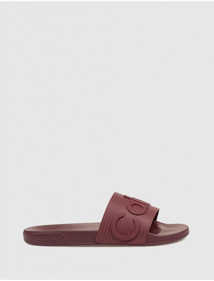 CHANCLA CALVIN KLEIN ESS SLIDE TEXTURE BURDEOS