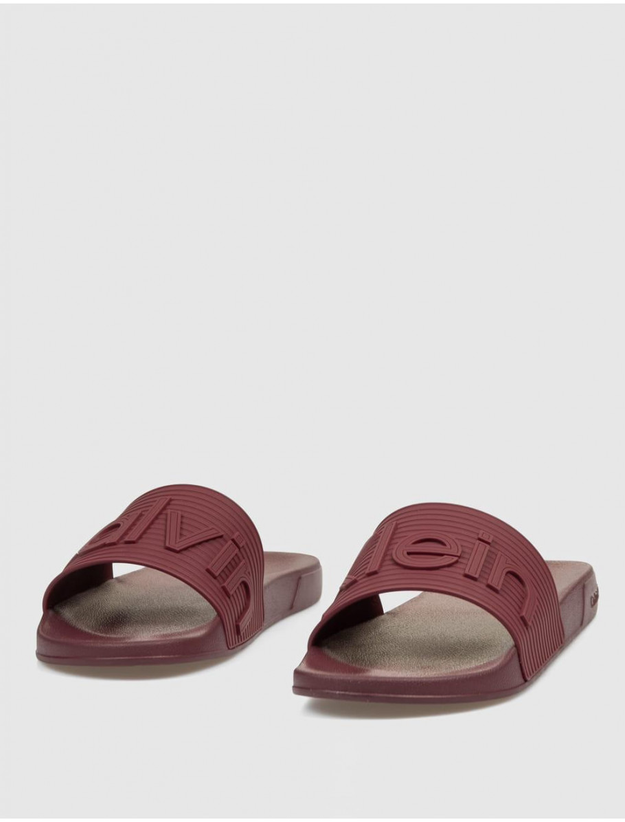 CHANCLA CALVIN KLEIN ESS SLIDE TEXTURE BURDEOS