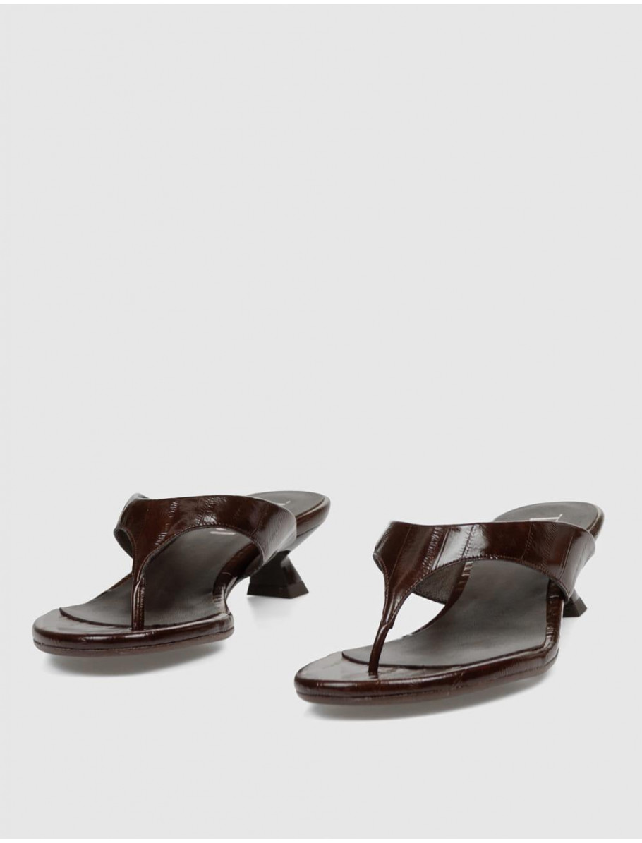 SANDALIA DE DEDO TAMBI MINIMAL MARRoN