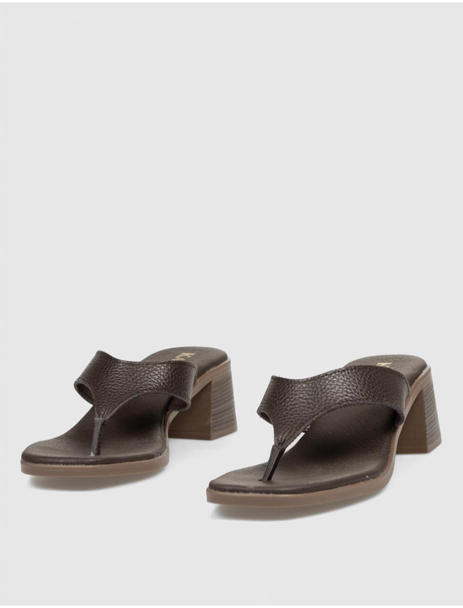 SANDALIA DE DEDO KAMOME BAKI MARRoN