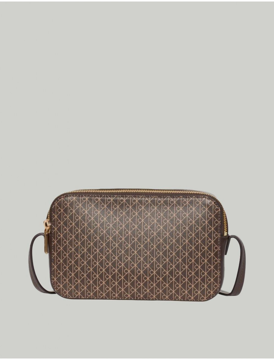 BOLSO BANDOLERA CALVIN KLEIN EMBLEM AOP ELONGATED CAMERA MARRoN