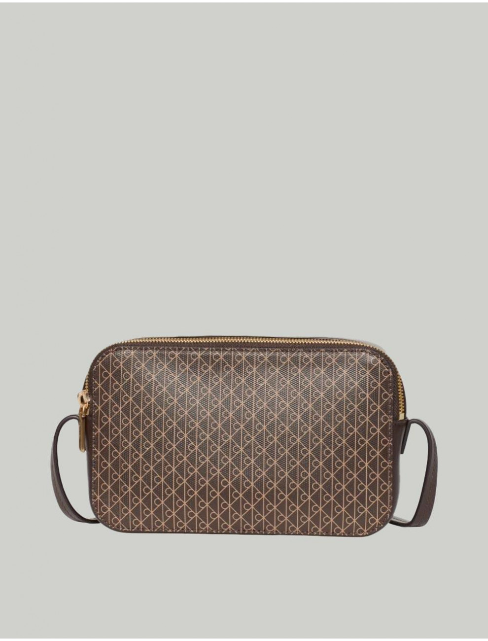 BOLSO BANDOLERA CALVIN KLEIN EMBLEM AOP ELONGATED CAMERA MARRoN