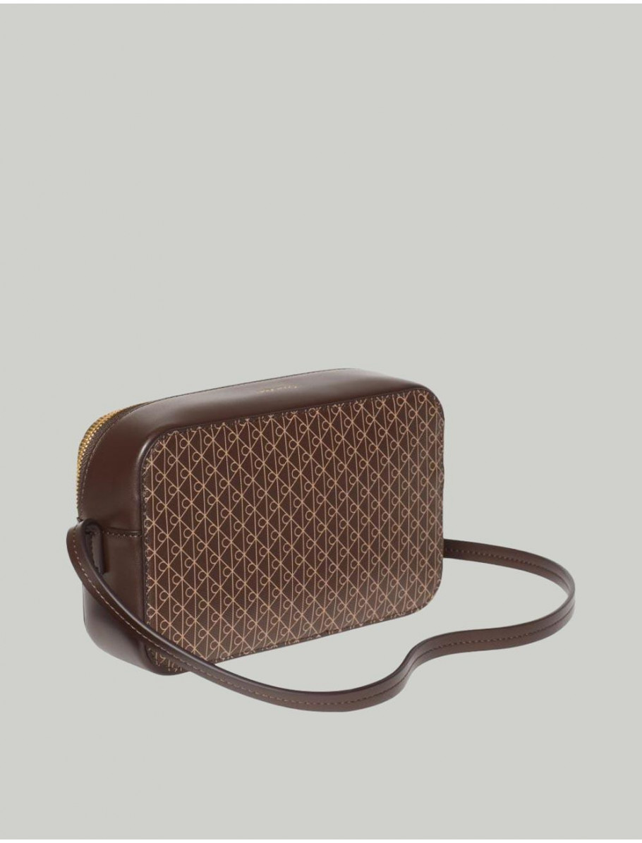 BOLSO BANDOLERA CALVIN KLEIN EMBLEM AOP ELONGATED CAMERA MARRoN