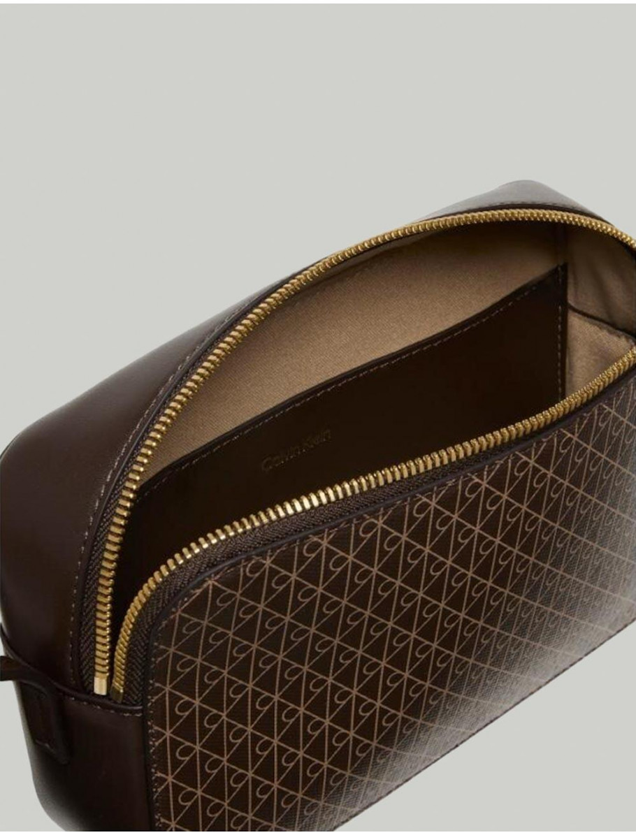 BOLSO BANDOLERA CALVIN KLEIN EMBLEM AOP ELONGATED CAMERA MARRoN