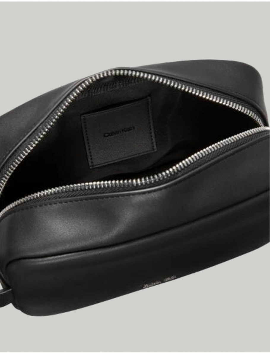 NECESER CALVIN KLEIN RAISED DOPP KIT NEGRO