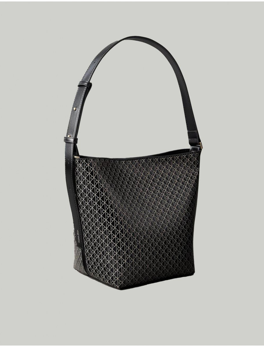 BOLSO CALVIN KLEIN EMBLEM AOP MEDIUM BUCKET NEGRO