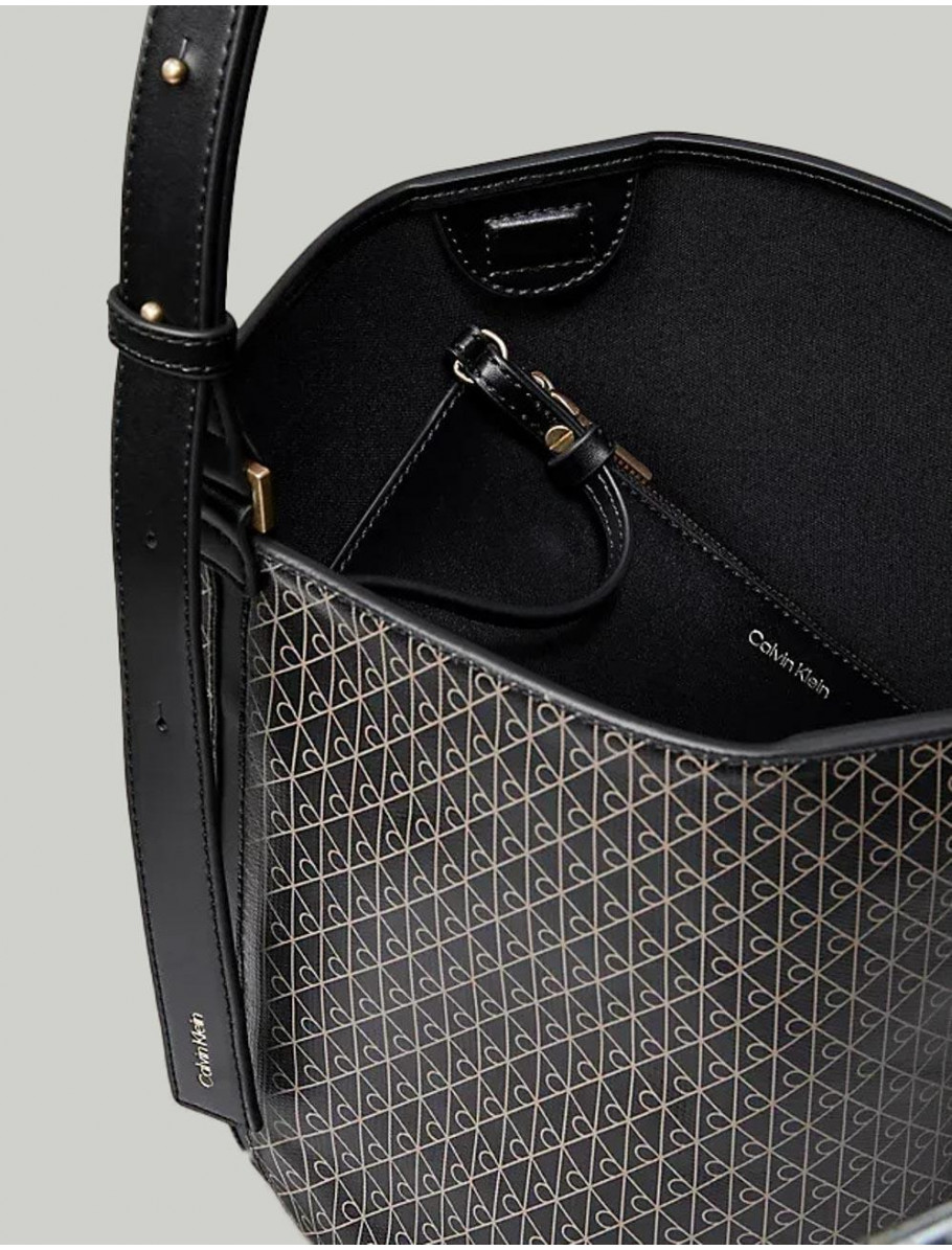 BOLSO CALVIN KLEIN EMBLEM AOP MEDIUM BUCKET NEGRO
