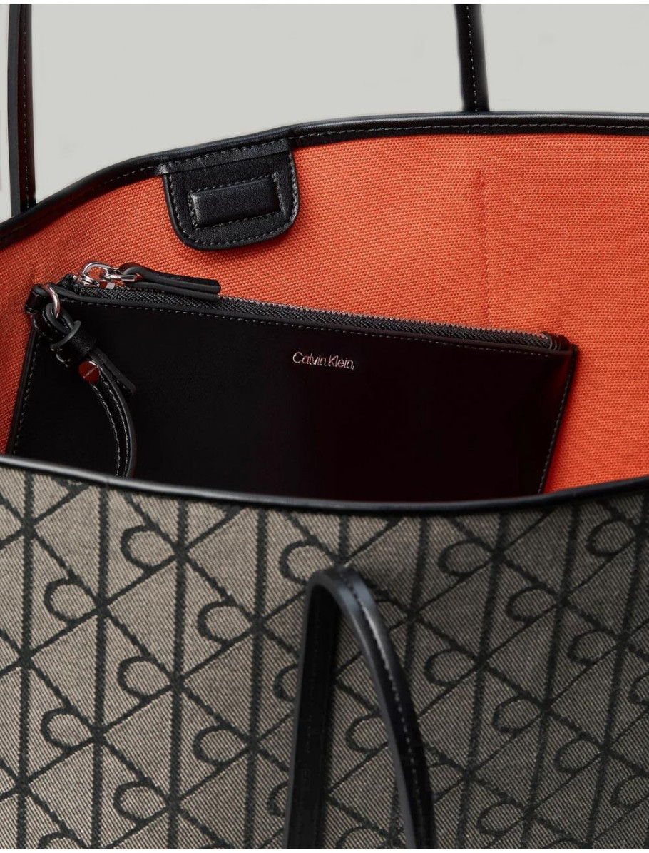 BOLSO CALVIN KLEIN EMBLEM AOP JACQUARD TOTEW POUCH BEIG