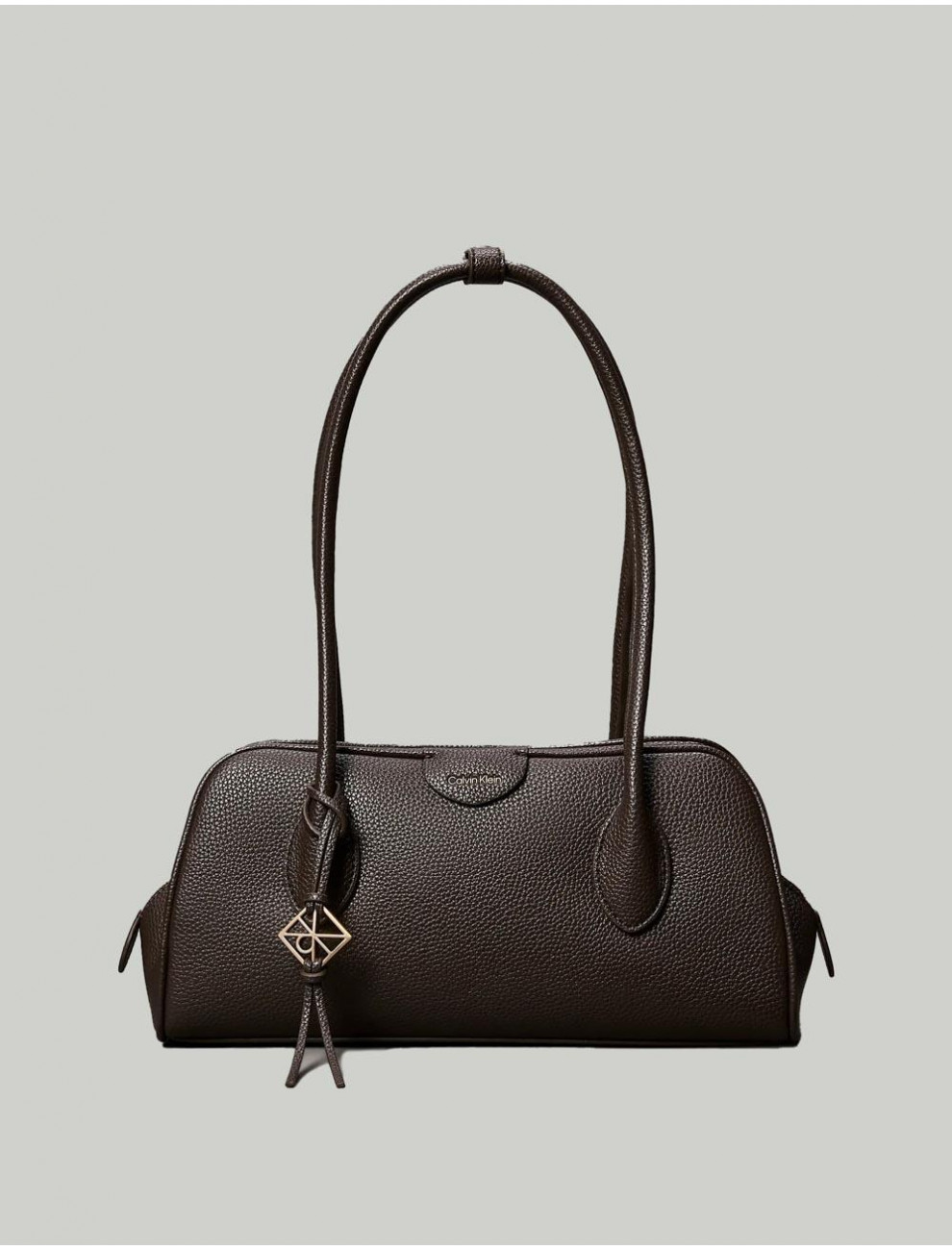 BOLSO CALVIN KLEIN EMBLEM TRIO PEBBLE SHOULDER MARRoN