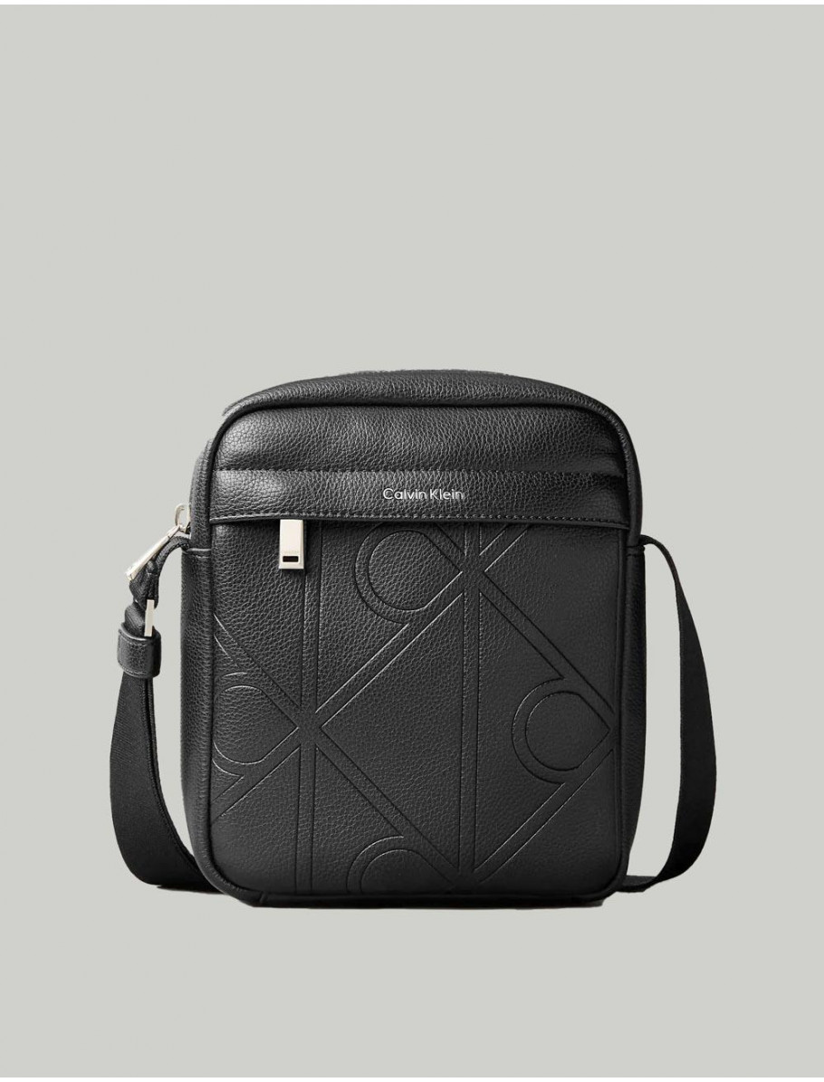 BANDOLERA CALVIN KLEIN EMBLEM AOP EMBOSS REPORTER NEGRO