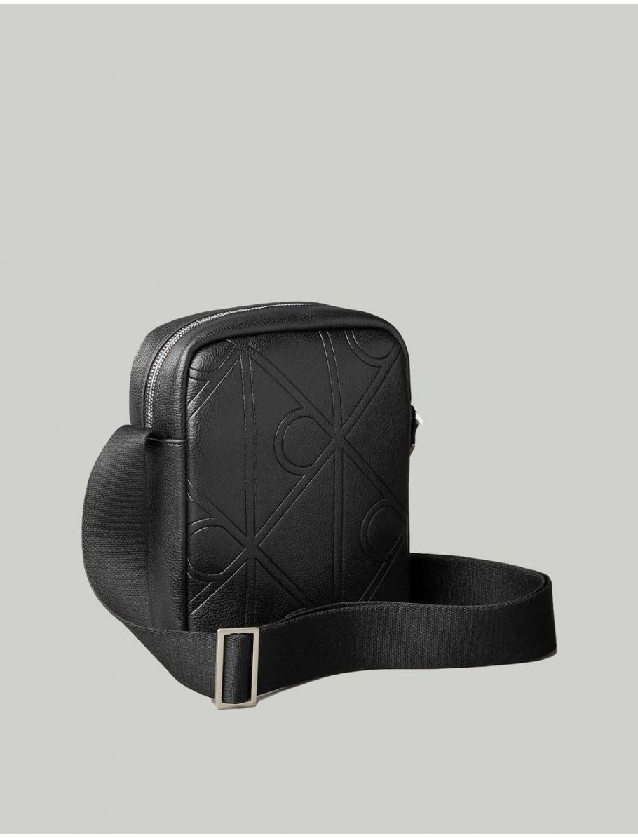 BANDOLERA CALVIN KLEIN EMBLEM AOP EMBOSS REPORTER NEGRO