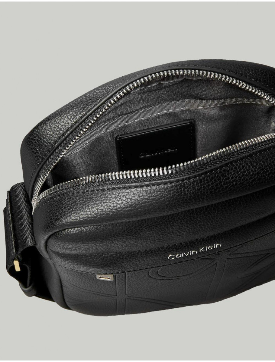BANDOLERA CALVIN KLEIN EMBLEM AOP EMBOSS REPORTER NEGRO