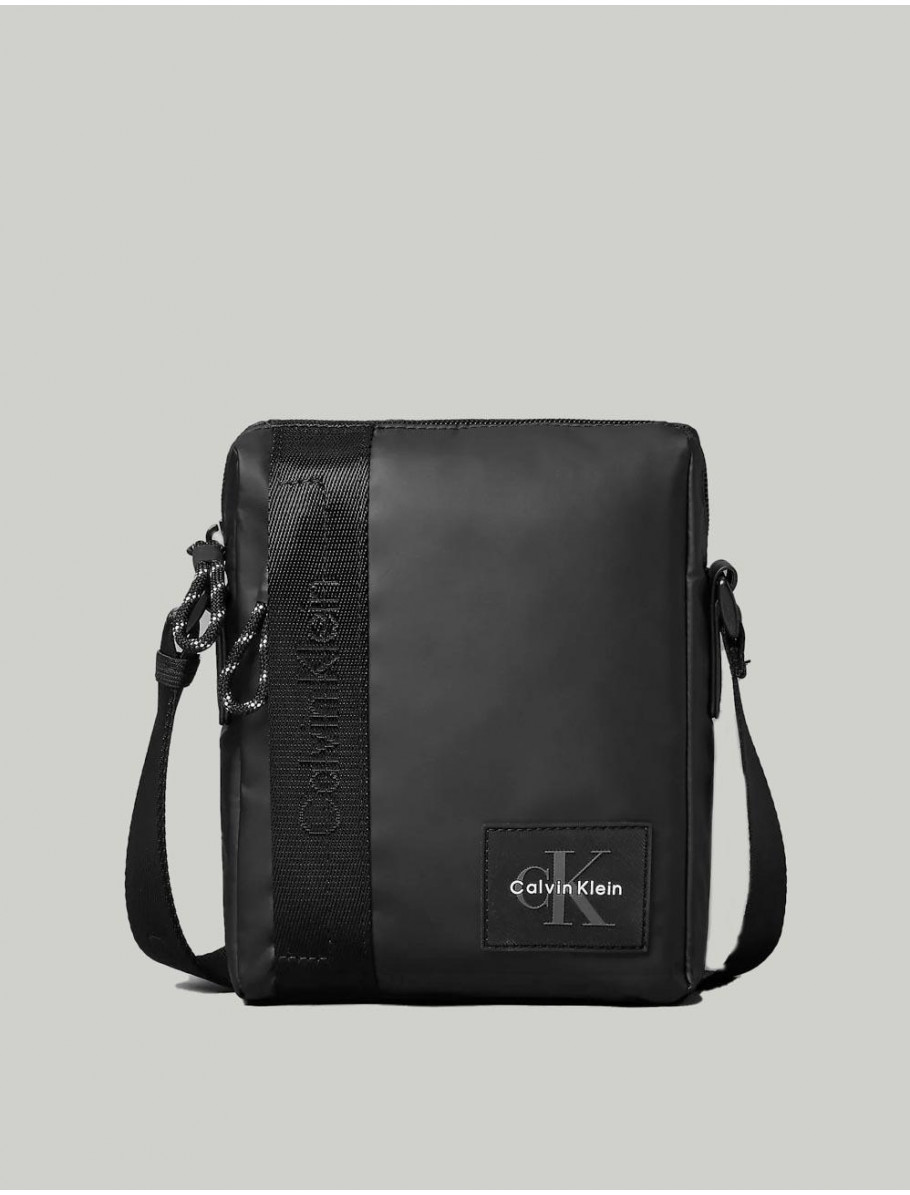 BANDOLERA CALVIN KLEIN RUBBERIZED REPORTER NEGRO