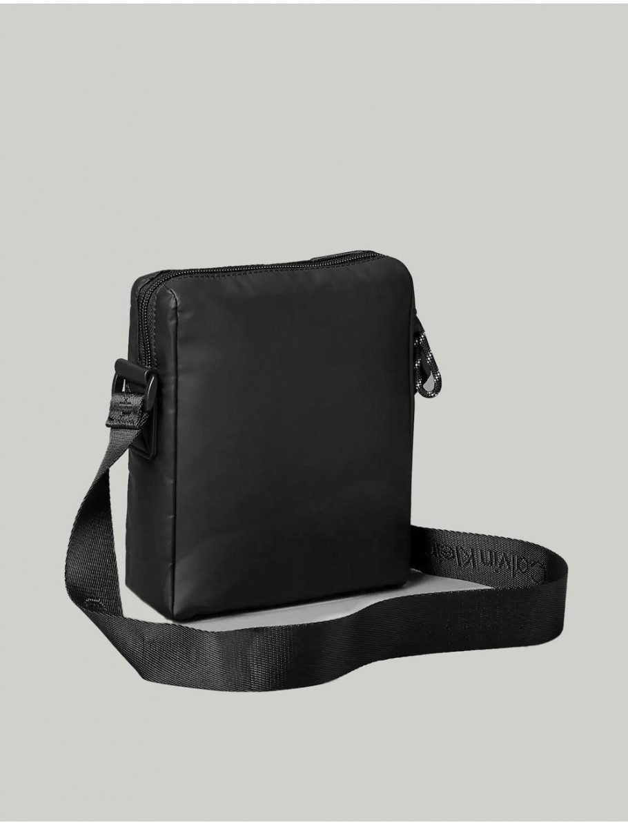 BANDOLERA CALVIN KLEIN RUBBERIZED REPORTER NEGRO