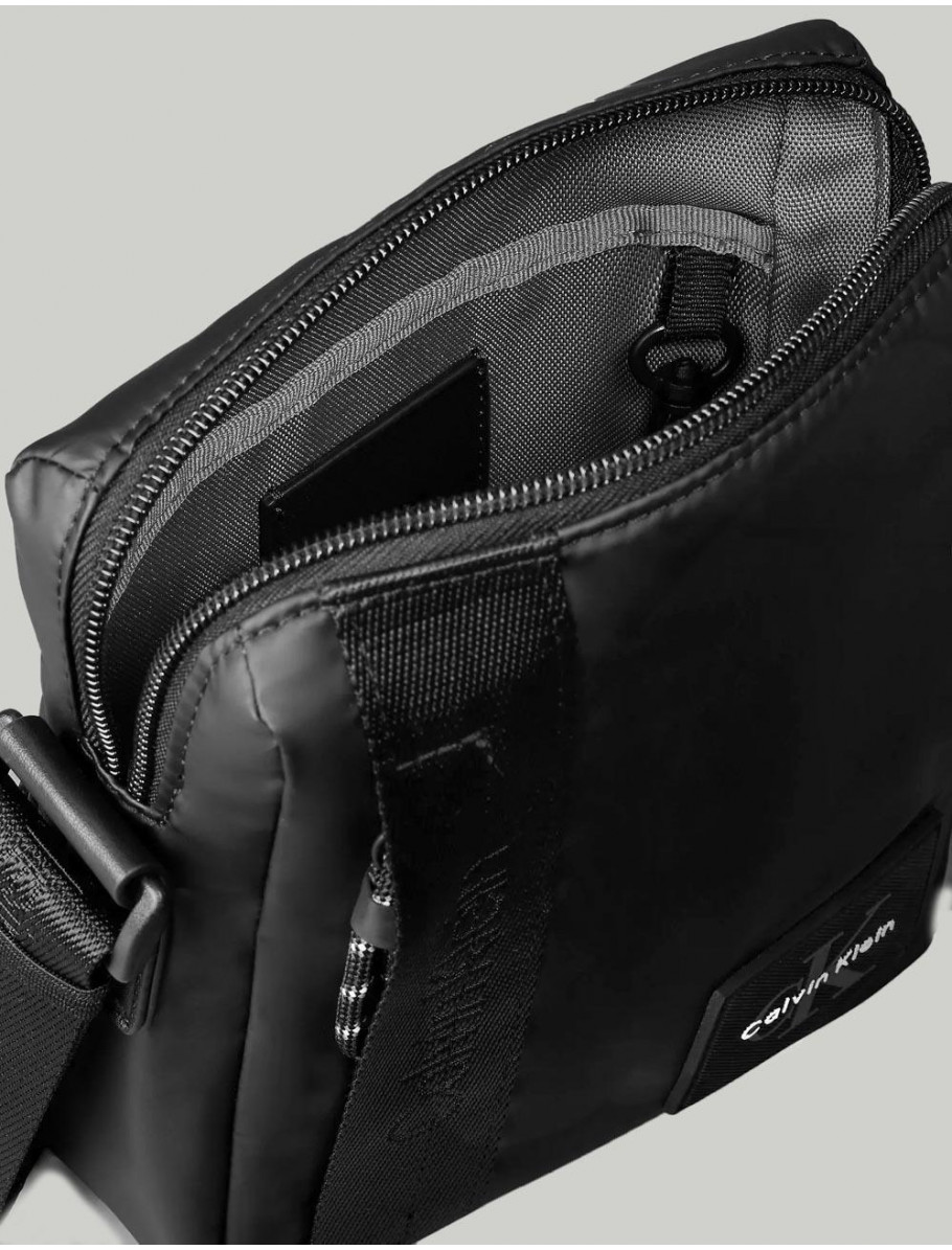 BANDOLERA CALVIN KLEIN RUBBERIZED REPORTER NEGRO