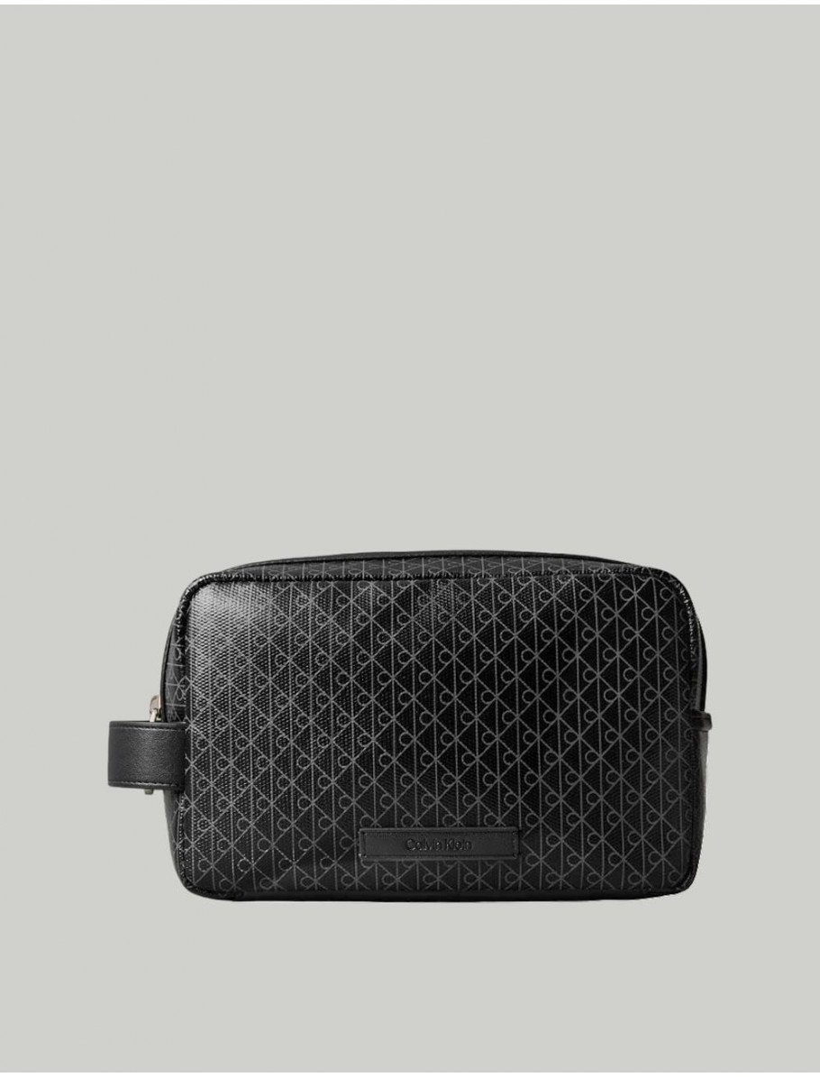 NECESER CALVIN KLEIN EMBLEM AOP COATED DOPP KIT NEGRO