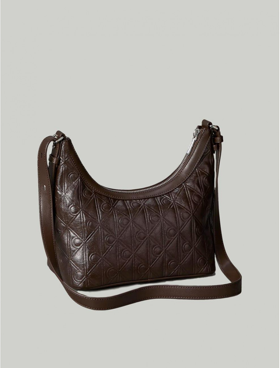 BOLSO CALVIN KLEIN EMBLEM AOP DEBOSSED MARRoN