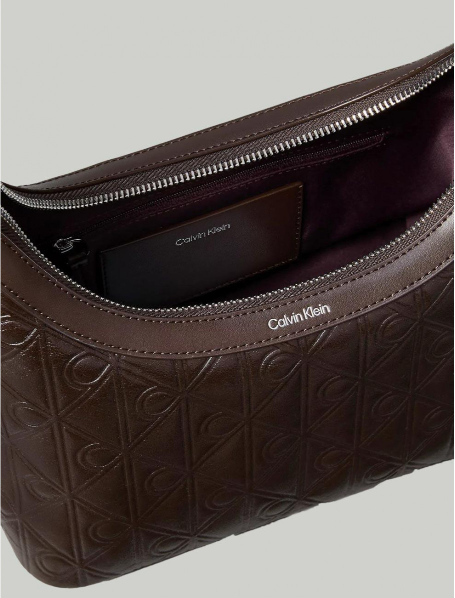 BOLSO CALVIN KLEIN EMBLEM AOP DEBOSSED MARRoN