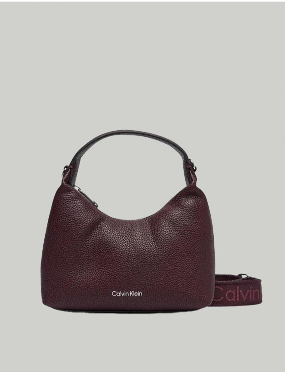 BOLSO CALVIN KLEIN WEBBING STRAP SMALL BAG BURDEOS