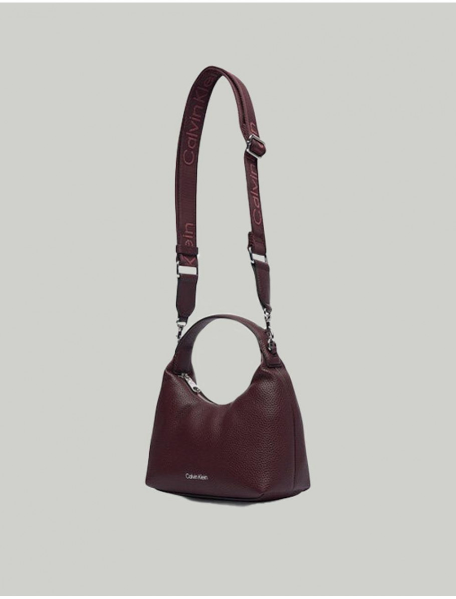 BOLSO CALVIN KLEIN WEBBING STRAP SMALL BAG BURDEOS