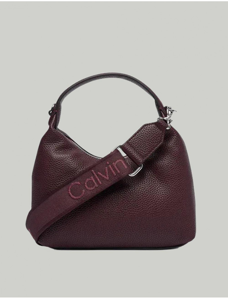 BOLSO CALVIN KLEIN WEBBING STRAP SMALL BAG BURDEOS