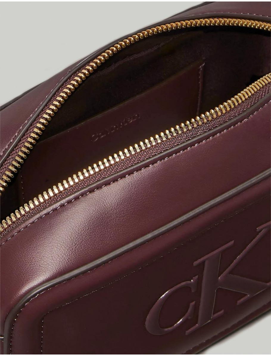 BOLSO CALVIN KLEIN BOLD CK CAMERA BAG BURDEOS