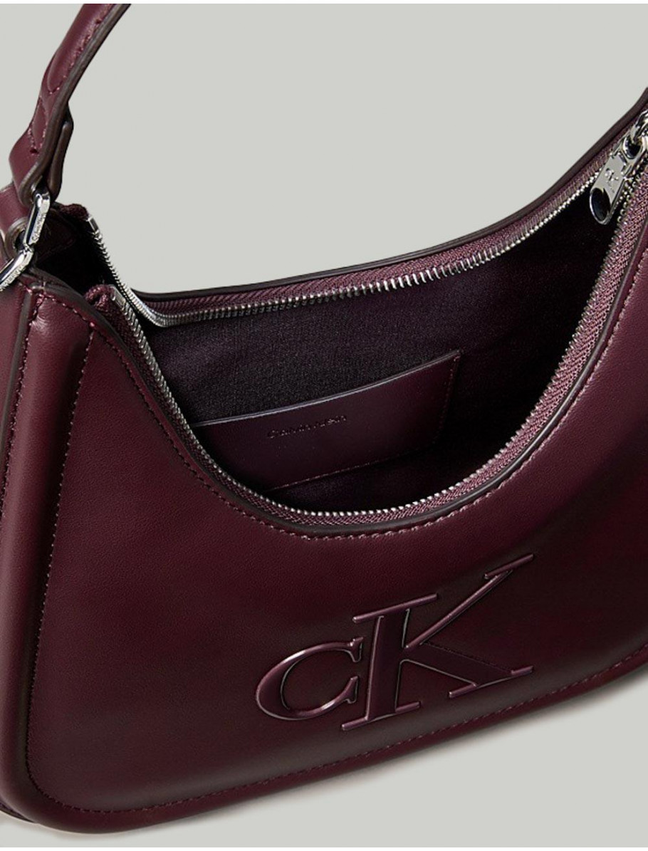 BOLSO CALVIN KLEIN BOLD CK SMALL CRESCENT BAG MARRoN